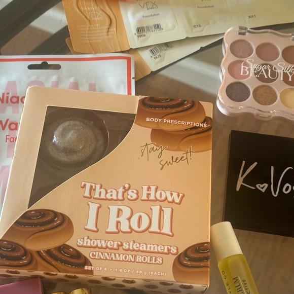 Makeup Set with Pink and Gold Accents - Picture 8 of 16